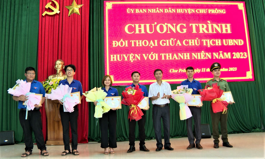 Chủ tịch UBND huyện Chư Prông tặng giấy khen 6 công dân trẻ tiêu biểu năm 2022. Ảnh: Hà Đức Thành