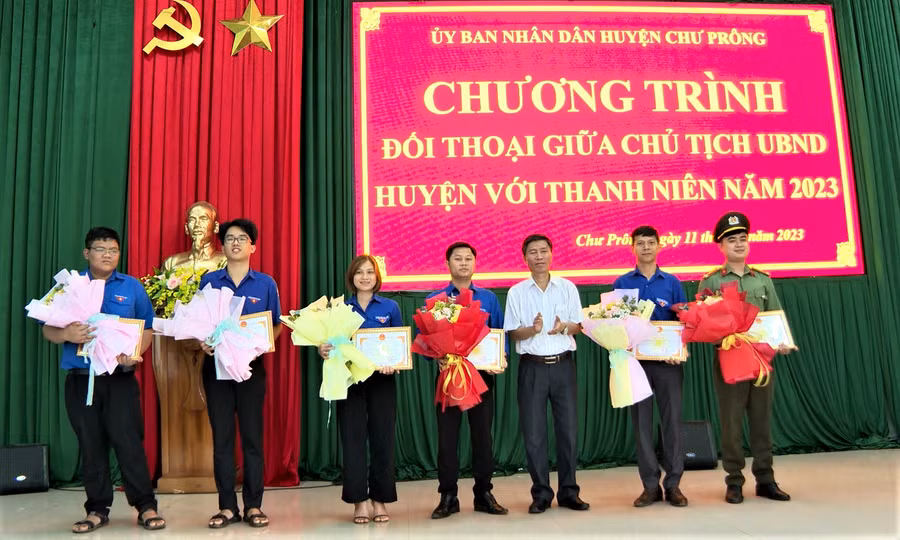 Chủ tịch UBND huyện Chư Prông tặng giấy khen 6 công dân trẻ tiêu biểu năm 2022. Ảnh: Hà Đức Thành