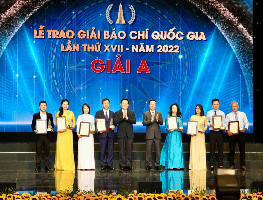 Các tác giả, nhóm tác giả đạt giải A Giải báo chí quốc gia lần thứ XVII năm 2022 được vinh danh tại lễ trao giải. Ảnh: Mộc Trà
