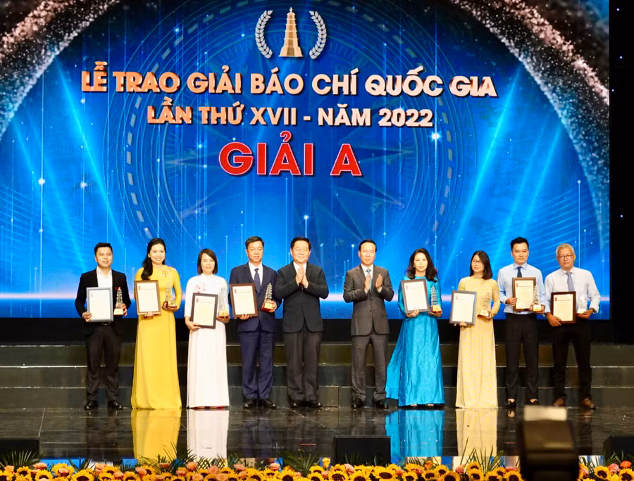 Các tác giả, nhóm tác giả đạt giải A Giải báo chí quốc gia lần thứ XVII năm 2022 được vinh danh tại lễ trao giải. Ảnh: Mộc Trà