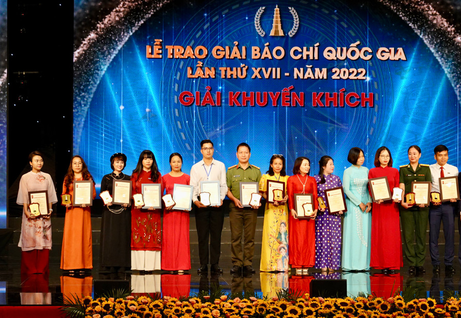 Phóng viên Thảo Nguyên (thứ 2 từ trái sang) đại diện nhóm tác giả đạt giải khuyến khích của Báo Gia Lai lên nhận giải. Ảnh: Mộc Trà