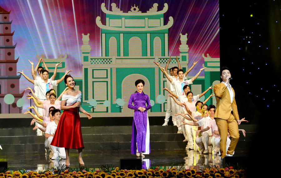 Màn biểu diễn sôi động tại lễ trao giải. Ảnh: Mộc Trà