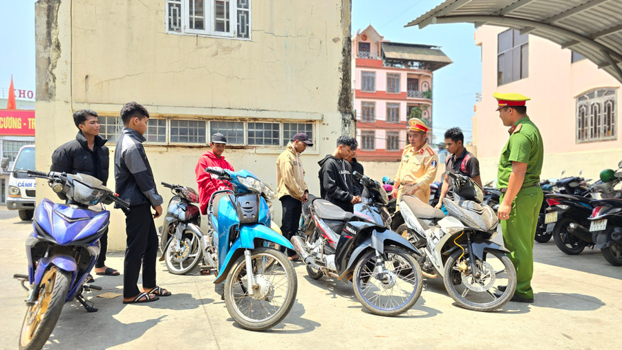 Lực lượng công an xử lý vi phạm hành chính đối với các thanh, thiếu niên vi phạm. Ảnh: Bá Bính Lực lượng công an xử lý vi phạm hành chính đối với các thanh, thiếu niên vi phạm. Ảnh: Bá Bính