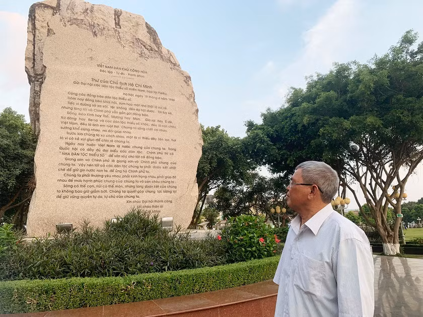 Bức di thư của Bác được khắc trên đá và đặt trong khuôn viên Quảng trường Đại Đoàn Kết (TP. Pleiku). Ảnh: Phương Linh