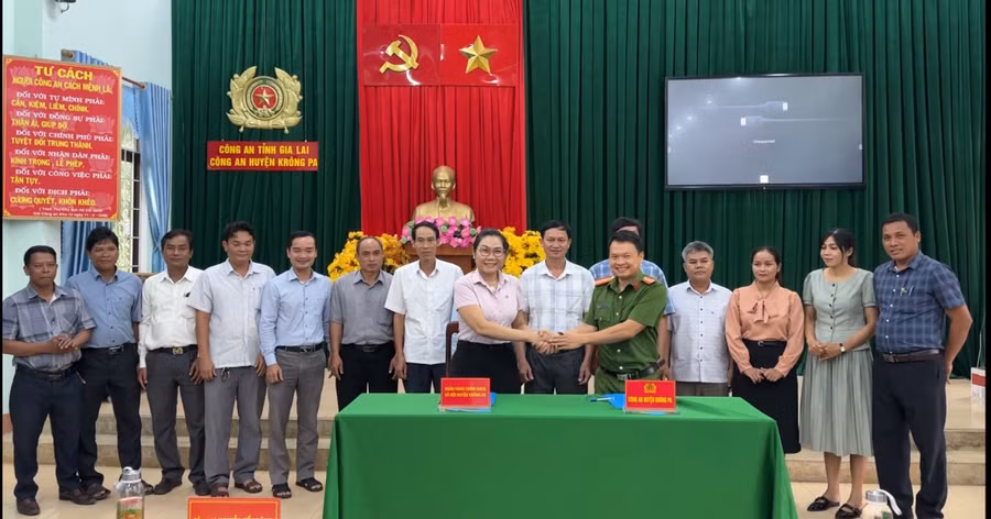 Lãnh đạo Công an huyện và Phòng Giao dịch Ngân hàng chính sách xã hội huyện Krông Pa ký kết quy chế phối hợp. Ảnh: Quang Ngọc Lãnh đạo Công an huyện và Phòng Giao dịch Ngân hàng chính sách xã hội huyện Krông Pa ký kết quy chế phối hợp. Ảnh: Quang Ngọc
