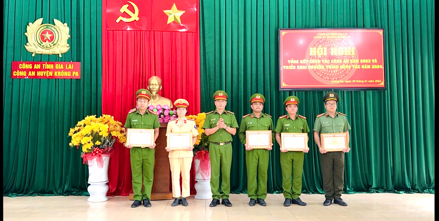 Thượng tá Phùng Quang Tuấn-Trưởng Công an huyện trao bằng khen của Bộ trưởng Bộ Công an cho 5 tập thể đã có thành tích xuất sắc trong phong trào thi đua “Vì an ninh Tổ quốc” giai đoạn 2021-2022, góp phần bảo vệ an ninh quốc gia, đảm bảo trật tự an toàn xã hội. Ảnh: Quang Ngọc Thượng tá Phùng Quang Tuấn-Trưởng Công an huyện trao bằng khen của Bộ trưởng Bộ Công an cho 5 tập thể đã có thành tích xuất sắc trong phong trào thi đua “Vì an ninh Tổ quốc” giai đoạn 2021-2022, góp phần bảo vệ an ninh quốc gia, đảm bảo trật tự an toàn xã hội. Ảnh: Quang Ngọc