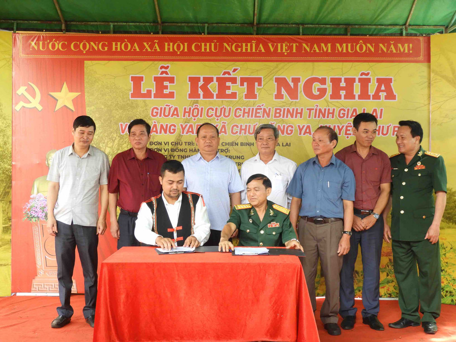 Chủ tịch Hội CCB tỉnh Nay Hứ và Trưởng thôn Yar Siu Hmyưi ký kết giao ước kết nghĩa với sự chứng kiến của đại biểu tham dự. Ảnh: Thanh Nhật Chủ tịch Hội CCB tỉnh Nay Hứ và Trưởng thôn Yar Siu Hmyưi ký kết giao ước kết nghĩa với sự chứng kiến của đại biểu tham dự. Ảnh: Thanh Nhật