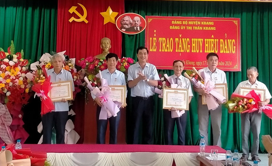 Trao Huy hiệu 40 năm tuổi Đảng cho đảng viên Đảng bộ thị trấn Kbang. Ảnh: Hồng Hạnh Trao Huy hiệu 40 năm tuổi Đảng cho đảng viên Đảng bộ thị trấn Kbang. Ảnh: Hồng Hạnh