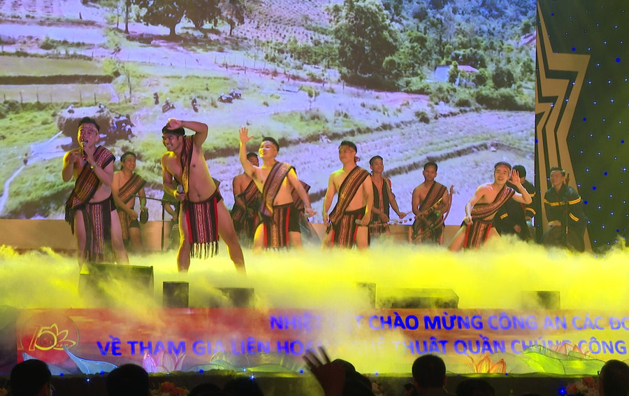 Tiết mục tốp ca nam “Xuống chòi mau đi em” do Đoàn nghệ thuật quần chúng Công an tỉnh Gia Lai biểu diễn. Ảnh: Thúy Trinh Tiết mục tốp ca nam “Xuống chòi mau đi em” do Đoàn nghệ thuật quần chúng Công an tỉnh Gia Lai biểu diễn. Ảnh: Thúy Trinh