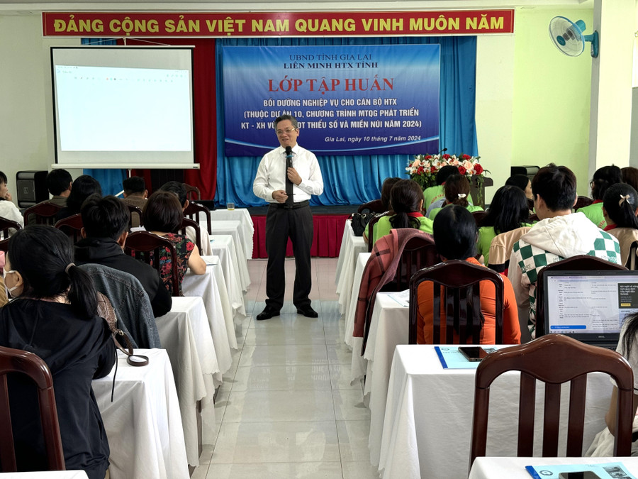 Quang cảnh lớp tập huấn trang bị kỹ năng số cho các HTX vùng dân tộc thiểu số. Ảnh: Hà Đức Thành Quang cảnh lớp tập huấn trang bị kỹ năng số cho các HTX vùng dân tộc thiểu số. Ảnh: Hà Đức Thành