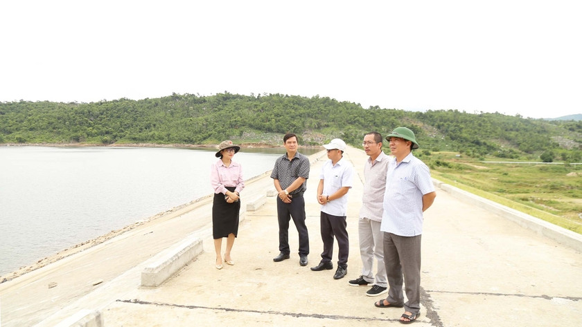 Đoàn công tác của các nhà báo, phóng viên cùng lãnh đạo thị xã Ayun Pa đi thực tế tại hồ thủy lợi Ia Rtô (thị xã Ayun Pa). Ảnh: Khôi Nguyên