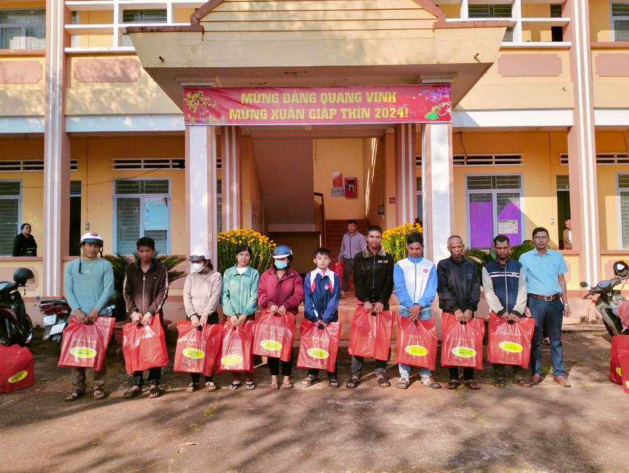 Đoàn công tác tặng quà cho đồng bào dân tộc thiểu số nghèo, khó khăn của xã Kon Gang, huyện Đak Đoa. Ảnh: Hồng Ngọc Đoàn công tác tặng quà cho đồng bào dân tộc thiểu số nghèo, khó khăn của xã Kon Gang, huyện Đak Đoa. Ảnh: Hồng Ngọc