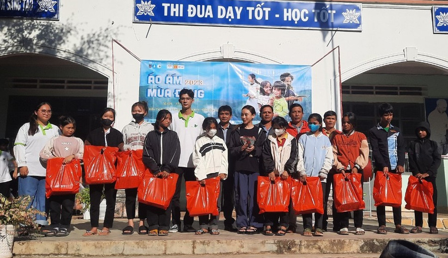 Đoàn công tác tặng quà cho học sinh nghèo, khó khăn của Trường Tiểu học và THCS Lê Lợi, xã Đak Tơ Pang, huyện Kông Chro. Ảnh: Hồng Ngọc