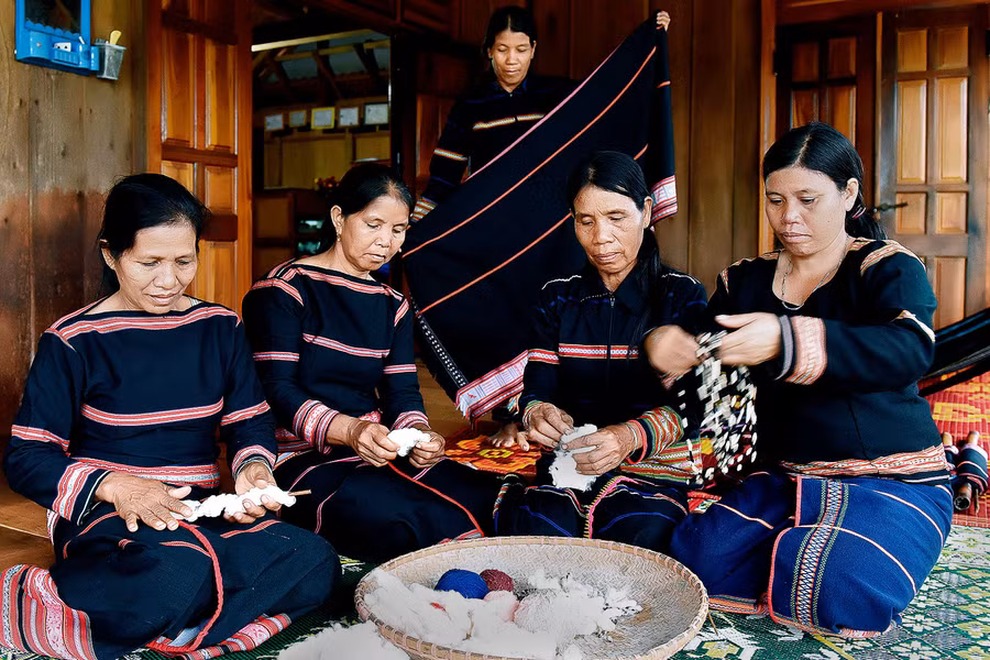 Nghề dệt thổ cẩm vẫn được chị em phụ nữ gìn giữ từ những công đoạn đầu tiên như trồng bông, xe sợi, nhuộm màu...