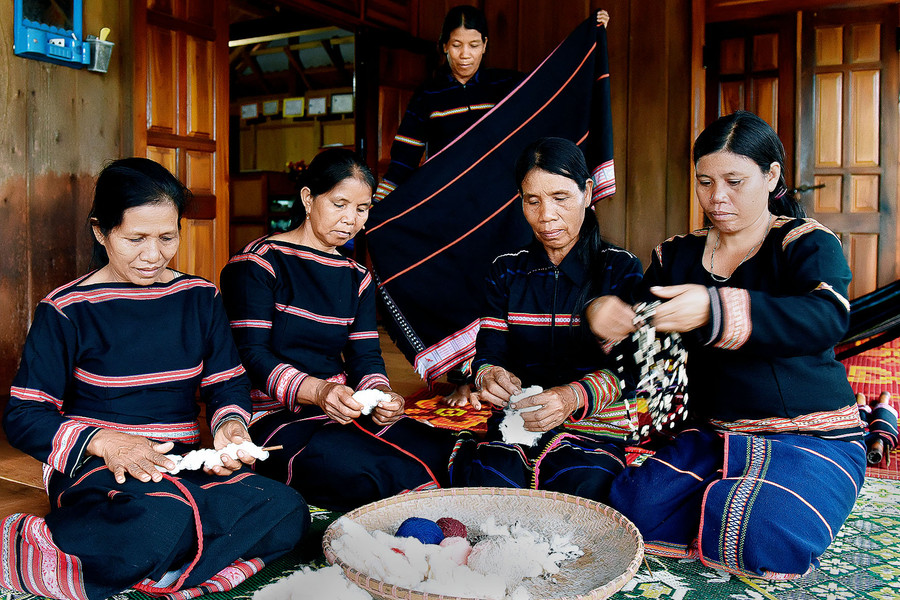 Nghề dệt thổ cẩm vẫn được chị em phụ nữ gìn giữ từ những công đoạn đầu tiên như trồng bông, xe sợi, nhuộm màu...