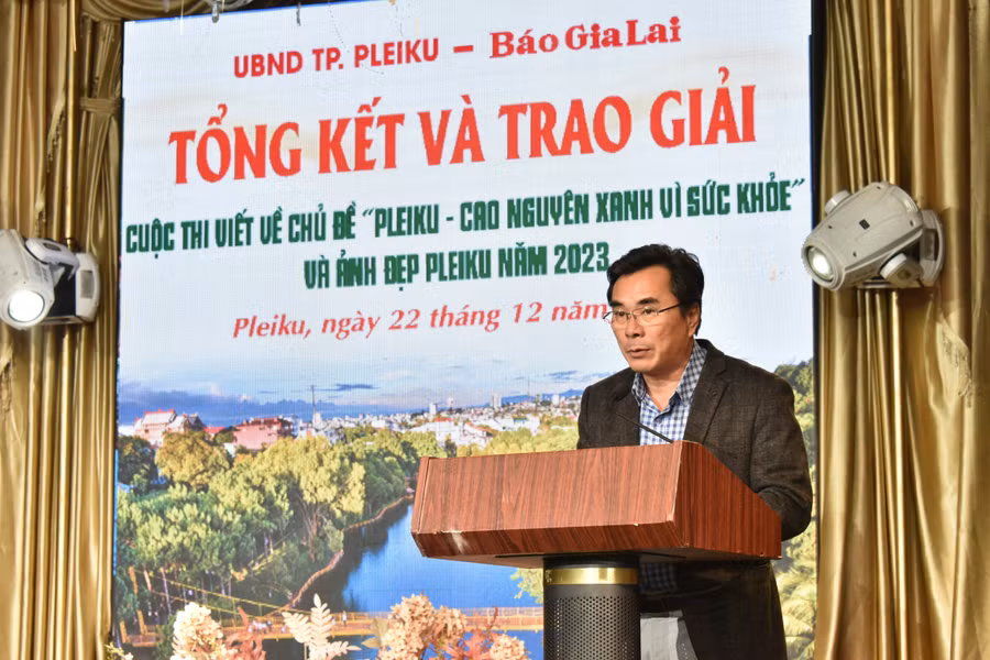 Ông Nguyễn Hữu Sung-Phó Chủ tịch UBND TP. Pleiku phát động Cuộc thi viết về chủ đề Pleiku-Bản sắc và hiện đại năm 2024. Ảnh: Đức Thụy