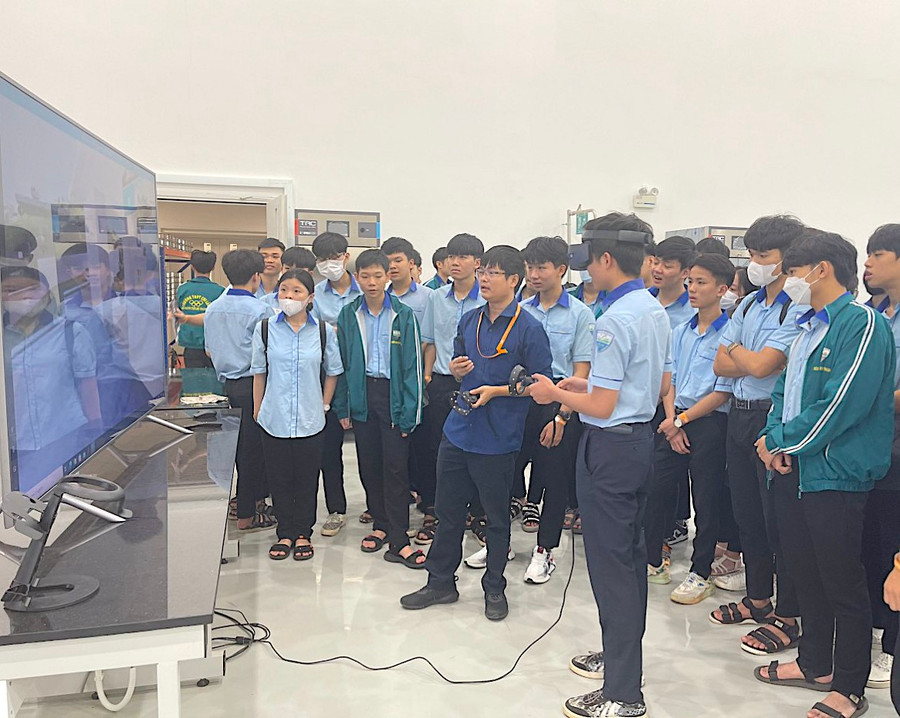 Học sinh Trường THPT Chi Lăng (TP. Pleiku) trải nghiệm thực tế ngành nghề tại Trường Đại học Việt Đức (tỉnh Bình Dương). Ảnh đơn vị cung cấp