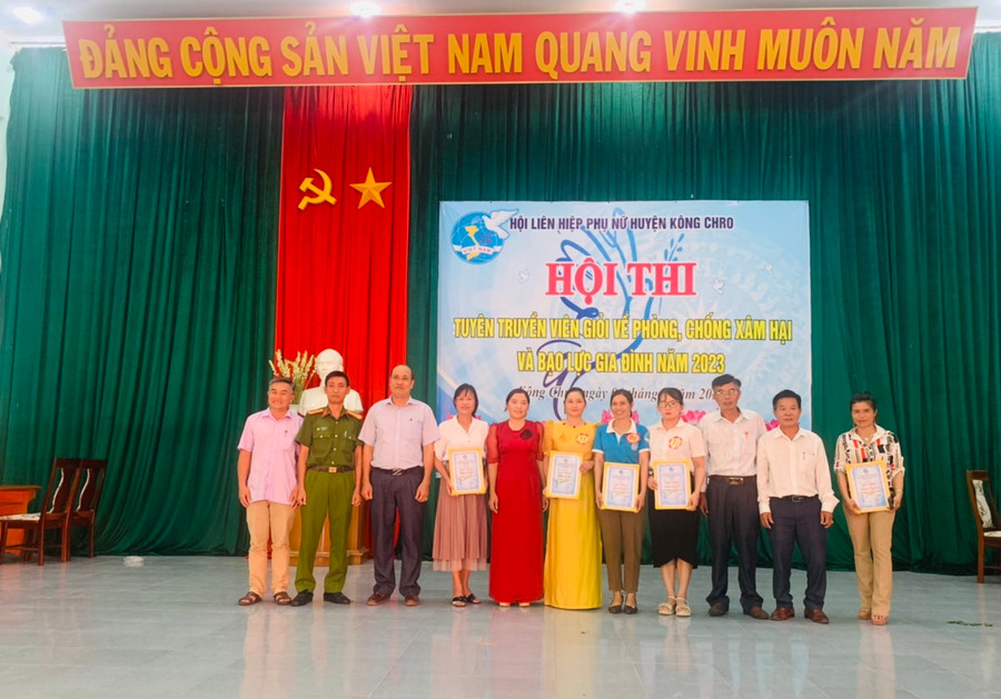 Ban tổ chức trao giấy khen cho các đội thi đạt giải nhất, nhì, ba. Ảnh: Thúy Ngọ