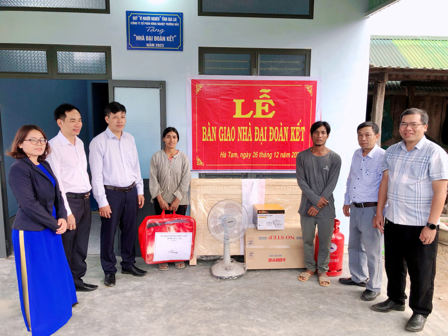 Đoàn công tác bàn giao nhà đại đoàn kết cho gia đình anh Đinh Nik. Ảnh: Lan Anh