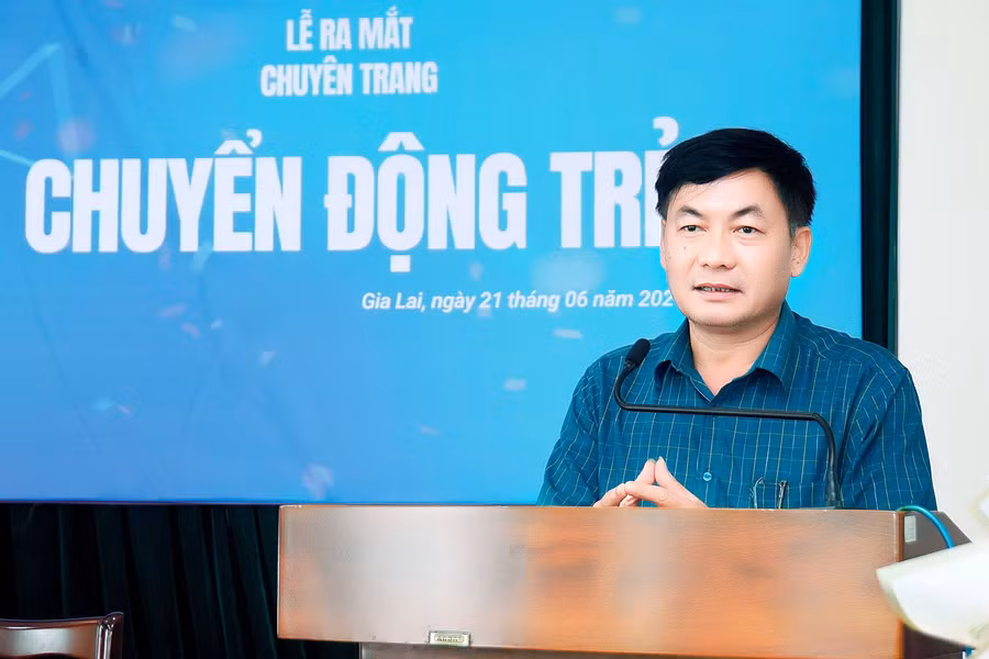 Tổng Biên tập Báo Gia Lai Huỳnh Kiên phát biểu tại buổi lễ ra mắt chuyên trang Chuyển động trẻ. Ảnh: Đ.T