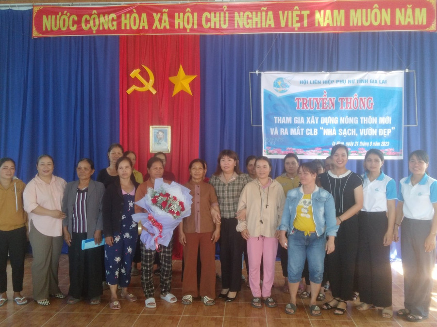 Các thành viên mô hình "Nhà sạch, vườn đẹp” xã Ia Hiao, huyện Phú Thiện tại buổi ra mắt. Ảnh: Minh Vy Các thành viên mô hình "Nhà sạch, vườn đẹp” xã Ia Hiao, huyện Phú Thiện tại buổi ra mắt. Ảnh: Minh Vy