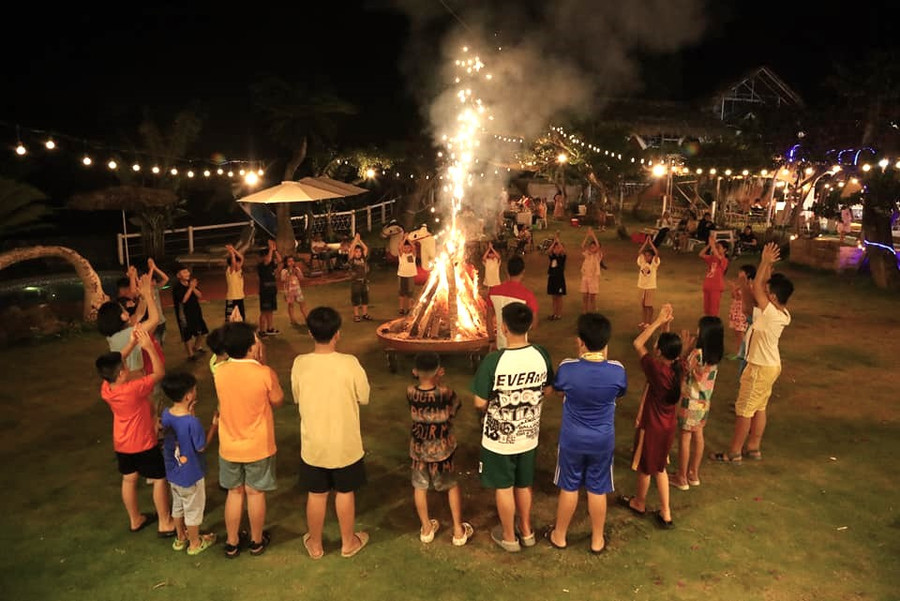 Các em thiếu nhi tham gia chương trình lửa trại. Ảnh: H.Đ.T