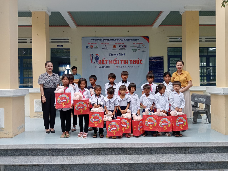 Các đơn vị từ thiện trao quà cho các em học sinh có hoàn cảnh khó khăn huyện Krông Pa. Ảnh: Nguyễn Chi Các đơn vị từ thiện trao quà cho các em học sinh có hoàn cảnh khó khăn huyện Krông Pa. Ảnh: Nguyễn Chi