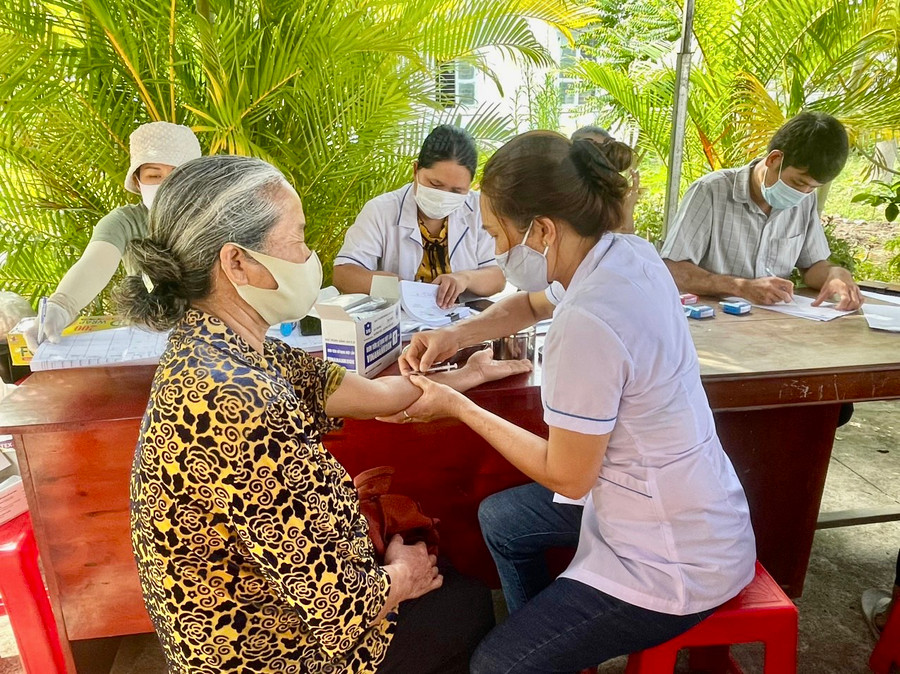 Hàng trăm người dân huyện Ia Pa được khám sàng lọc bệnh lao. Ảnh: Mai Linh