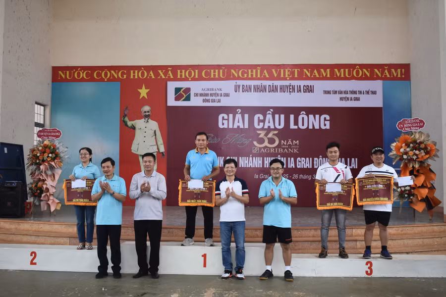 Ban tổ chức trao giải cho các câu lạc bộ đạt thành tích cao tại giải đấu. Ảnh: Minh Thoan