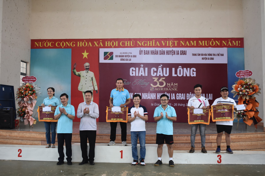 Ban tổ chức trao giải cho các câu lạc bộ đạt thành tích cao tại giải đấu. Ảnh: Minh Thoan Ban tổ chức trao giải cho các câu lạc bộ đạt thành tích cao tại giải đấu. Ảnh: Minh Thoan