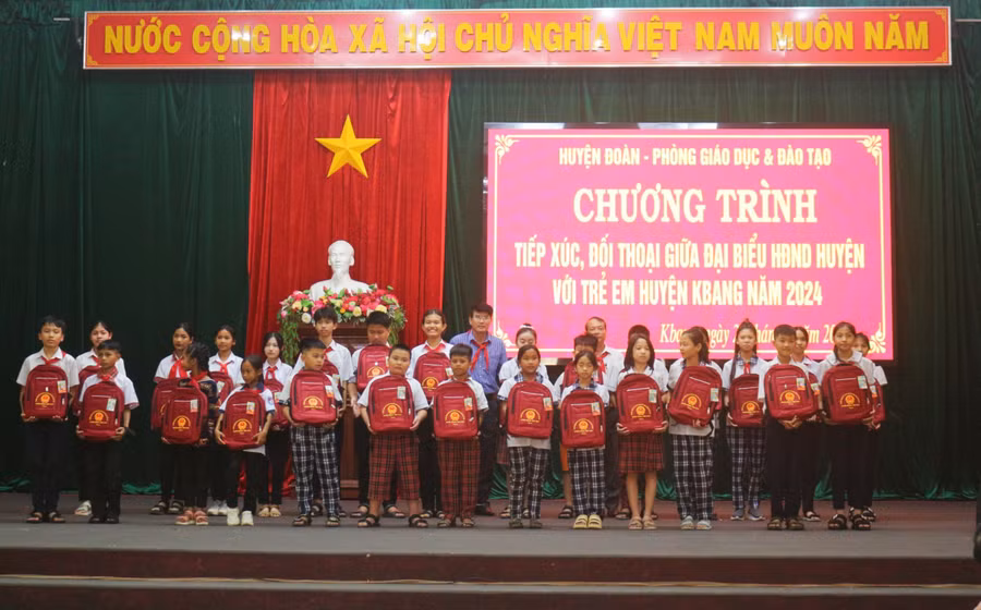 HĐND huyện Kbang tặng quà cho 100 thiếu nhi tham dự chương trình tiếp xúc, đối thoại. Ảnh: Hà Duyệt