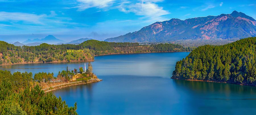 Sáng bình yên trên Biển Hồ.