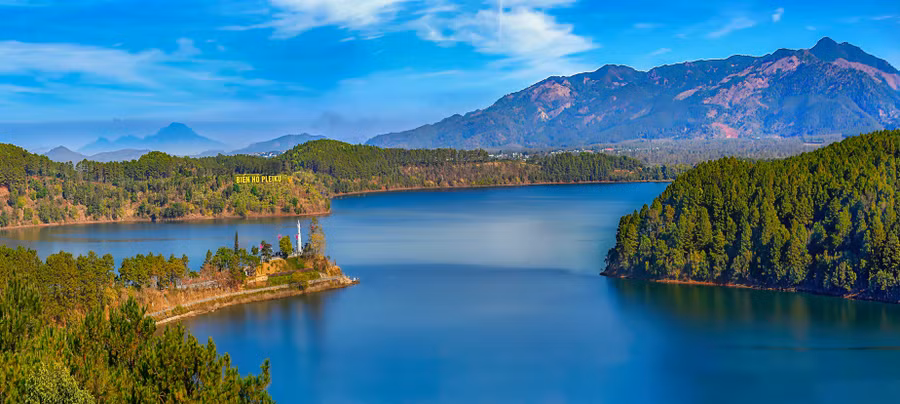 Sáng bình yên trên Biển Hồ.