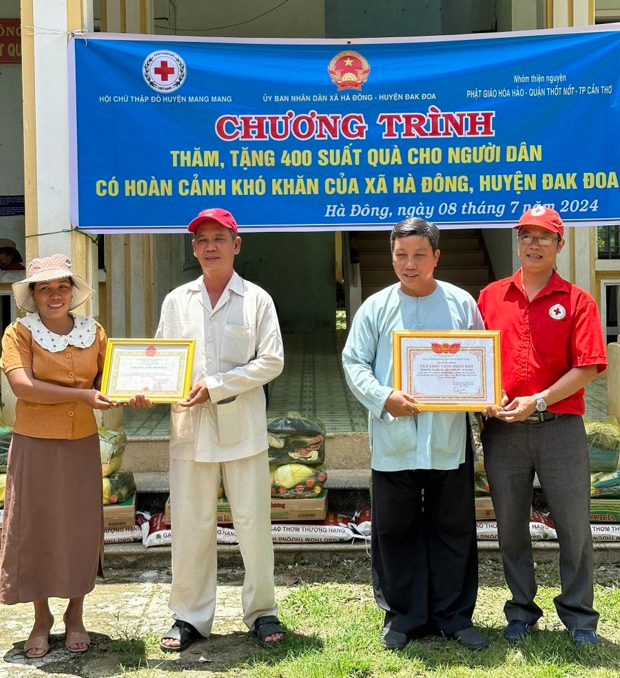 Hội Chữ thập đỏ huyện Đak Đoa trao "Ghi nhận tấm lòng vàng" cho đoàn từ thiện khi đã đến tặng quà cho bà con xã Hà Đông. Ảnh: H.N Hội Chữ thập đỏ huyện Đak Đoa trao "Ghi nhận tấm lòng vàng" cho đoàn từ thiện khi đã đến tặng quà cho bà con xã Hà Đông. Ảnh: H.N