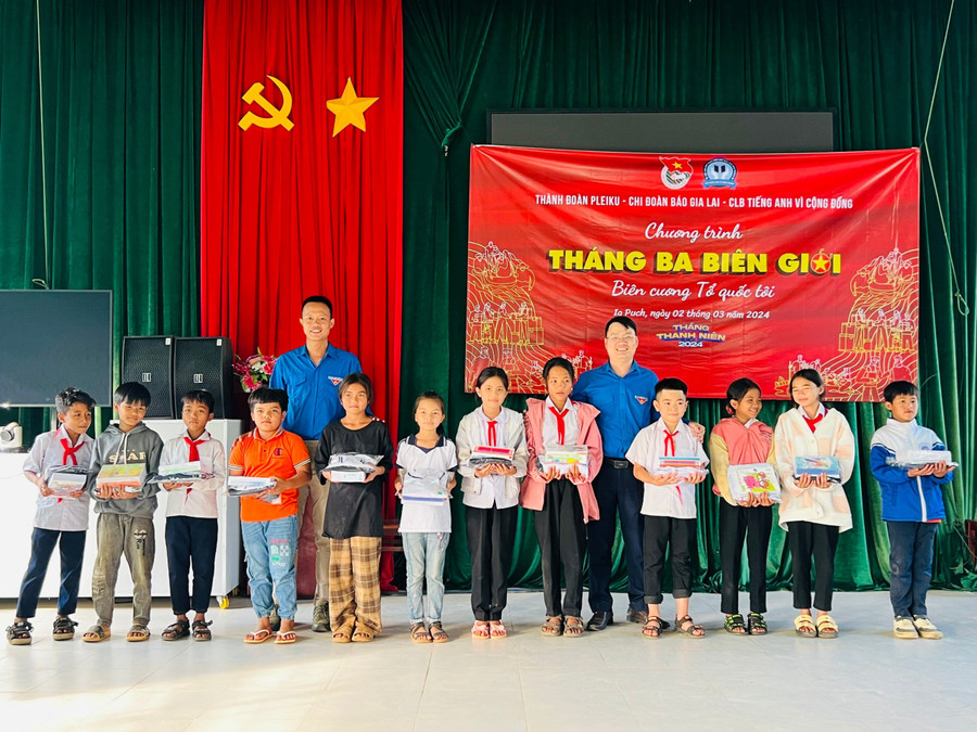 Chi Đoàn Báo Gia Lai phối hợp với Thành Đoàn Pleiku, Câu lạc bộ Tiếng Anh vì cộng đồng tỉnh Bình Dương tặng quà cho học sinh Trường Tiểu học và THCS Phù Đổng (xã Ia Púch, huyện Chư Prông). Ảnh: P.L Chi Đoàn Báo Gia Lai phối hợp với Thành Đoàn Pleiku, Câu lạc bộ Tiếng Anh vì cộng đồng tỉnh Bình Dương tặng quà cho học sinh Trường Tiểu học và THCS Phù Đổng (xã Ia Púch, huyện Chư Prông). Ảnh: P.L