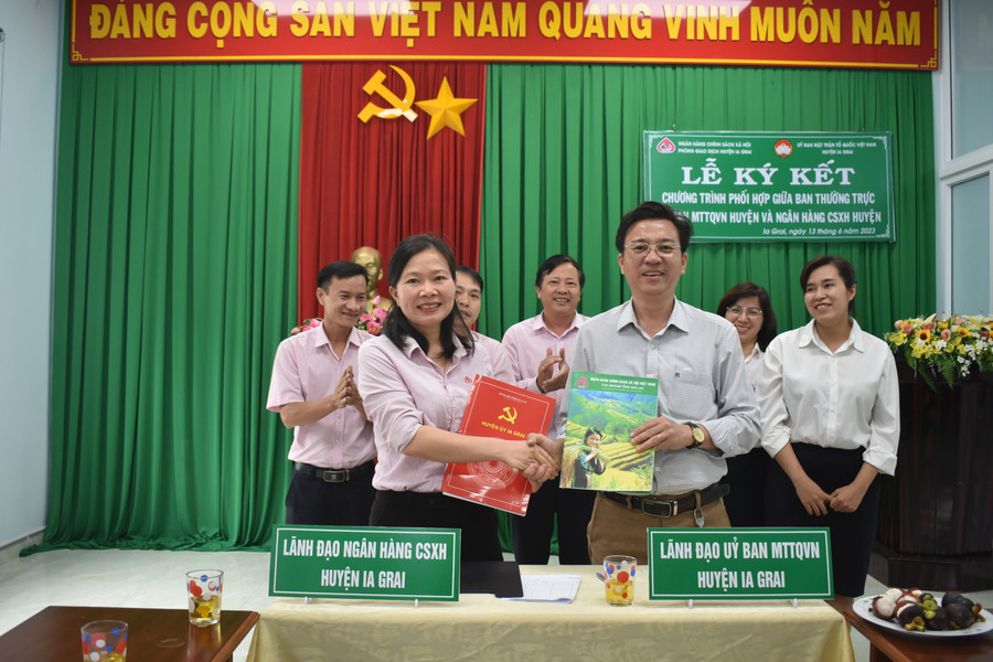 Quanh cảnh lễ ký kết. Ảnh: Minh Thoan
