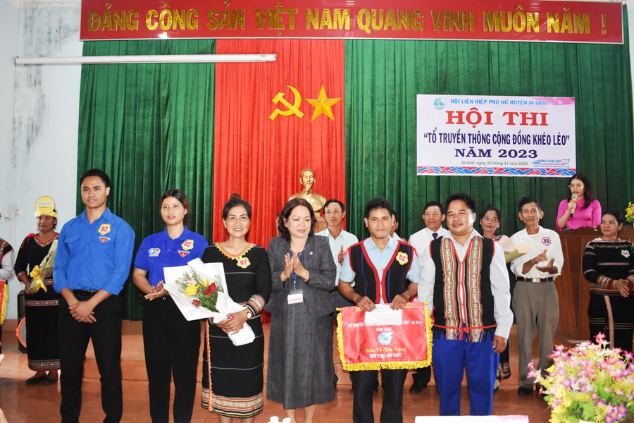 Ban tổ chức trao giải nhất cho đội thi Tổ cộng đồng Yom. Ảnh: Minh Thoan