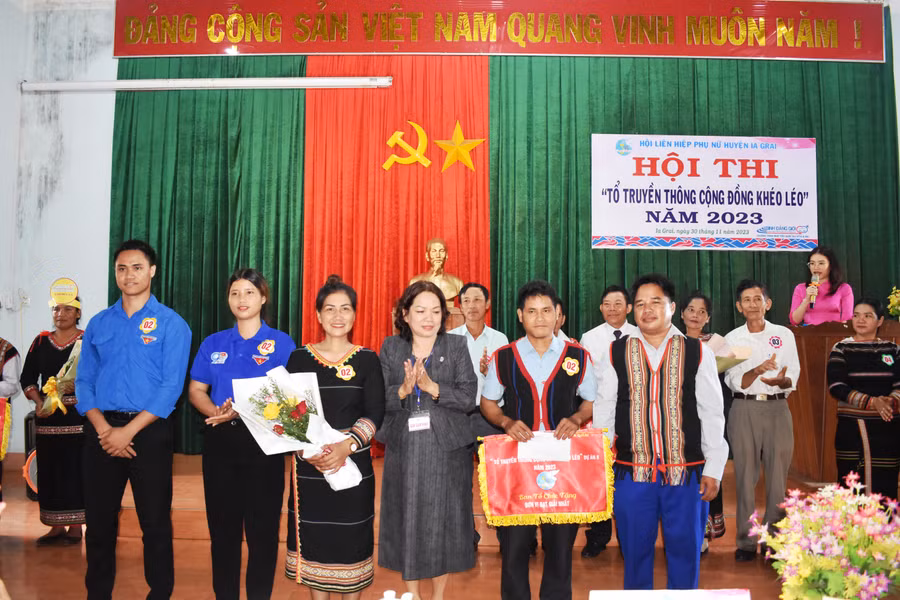 Ban tổ chức trao giải nhất cho đội thi Tổ cộng đồng Yom. Ảnh: Minh Thoan Ban tổ chức trao giải nhất cho đội thi Tổ cộng đồng Yom. Ảnh: Minh Thoan