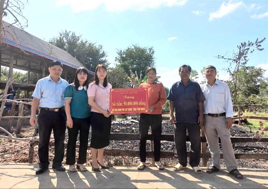 Đại diện lãnh đạo Ủy ban MTTQ Việt Nam huyện Phú Thiện trao kinh phí hỗ trợ làm nhà cho gia đình bà H’Nhưn. Ảnh: Kỳ Anh