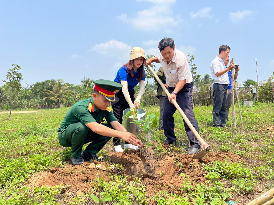 Đoàn viên Đoàn Khối các Cơ quan và Doanh nghiệp tỉnh trồng cây xanh tại Đền tưởng niệm Liệt sĩ Tú Thủy (xã Tú An, thị xã An Khê). Ảnh: Phương Vi Đoàn viên Đoàn Khối các Cơ quan và Doanh nghiệp tỉnh trồng cây xanh tại Đền tưởng niệm Liệt sĩ Tú Thủy (xã Tú An, thị xã An Khê). Ảnh: Phương Vi