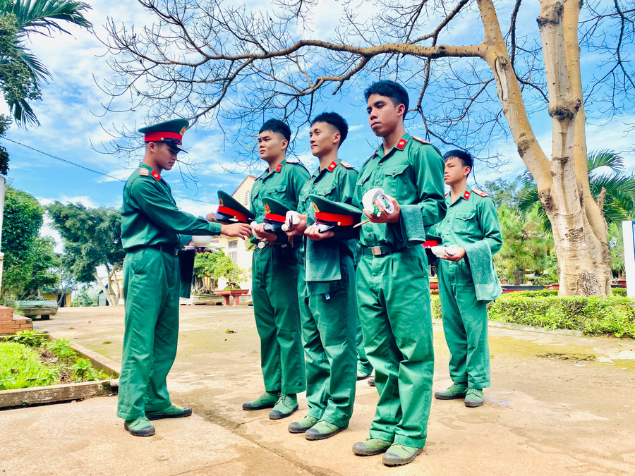 Các chiến sĩ tham gia nội dung thi kiểm tra vệ sinh cá nhân. Ảnh: Kim Hồng