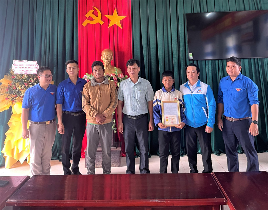 Lãnh đạo Tỉnh Đoàn trao huy hiệu "Tuổi trẻ dũng cảm" cho em Siu Sam Ban. Ảnh: Hà Đức Thành Lãnh đạo Tỉnh Đoàn trao huy hiệu "Tuổi trẻ dũng cảm" cho em Siu Sam Ban. Ảnh: Hà Đức Thành