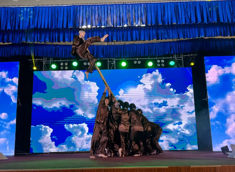 Tiết mục "Vũ nông dân" đầy kỹ thuật tái hiện hình ảnh cần cù, chịu khó của người nông dân Việt Nam. Ảnh: Minh Nhật Tiết mục "Vũ nông dân" đầy kỹ thuật tái hiện hình ảnh cần cù, chịu khó của người nông dân Việt Nam. Ảnh: Minh Nhật