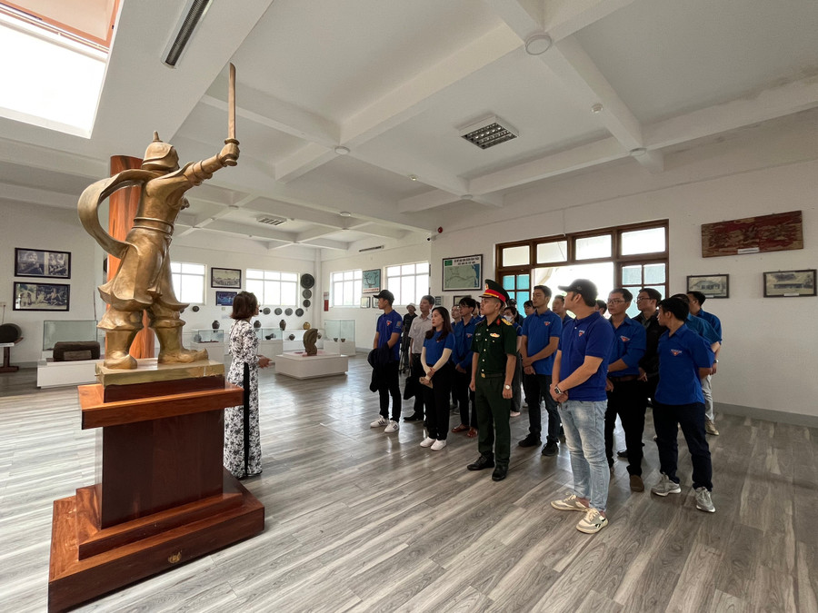 Đoàn viên, thanh niên tham quan Bảo tàng Tây Sơn Thượng đạo. Ảnh: Phương Vi Đoàn viên, thanh niên tham quan Bảo tàng Tây Sơn Thượng đạo. Ảnh: Phương Vi