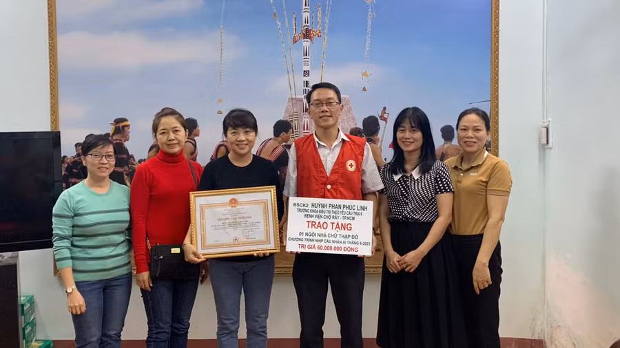 Hội Chữ thập đỏ tỉnh Gia Lai tiếp nhận 60 triệu đồng của bác sĩ Huỳnh Phan Phúc Linh hỗ trợ nhân vật trong chương trình “Nhịp cầu nhân ái” tháng 6-2023 xây nhà Chữ thập đỏ. Ảnh: Hồng Ngọc