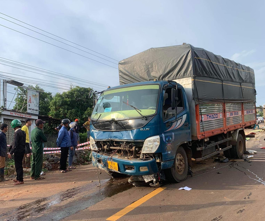 Chiếc xe mô tô của gia đình nạn nhân nằm dưới gầm xe tải. Ảnh: P.V Chiếc xe mô tô của gia đình nạn nhân nằm dưới gầm xe tải. Ảnh: P.V