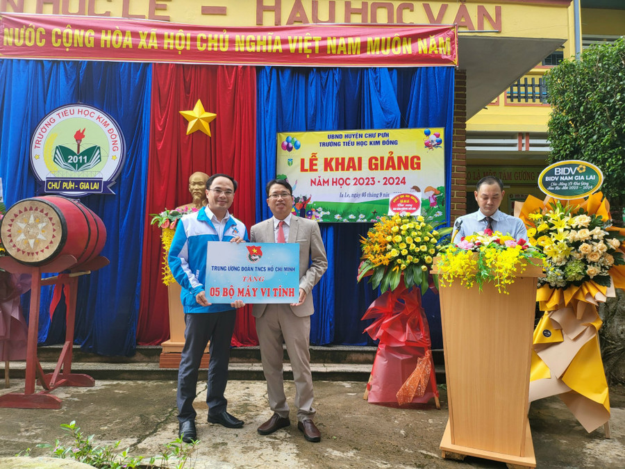 Anh Đỗ Đức Thanh-Phó Bí thư Tỉnh Đoàn trao 5 bộ máy tính cho Trường Tiểu học Kim Đồng (xã Ia Le, huyện Chư Pưh). Ảnh: Phan Lài Anh Đỗ Đức Thanh-Phó Bí thư Tỉnh Đoàn trao 5 bộ máy tính cho Trường Tiểu học Kim Đồng (xã Ia Le, huyện Chư Pưh). Ảnh: Phan Lài