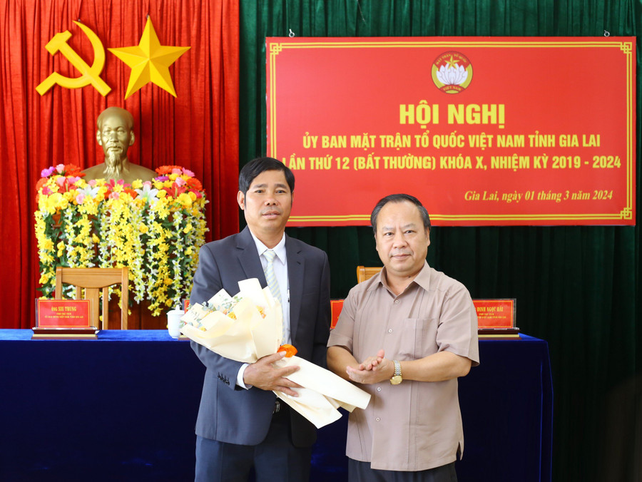Phó Bí thư Thường trực Tỉnh ủy Châu Ngọc Tuấn (bìa phải) tặng hoa chúc mừng tân Chủ tịch Ủy ban MTTQ Việt Nam tỉnh. Ảnh: P.D