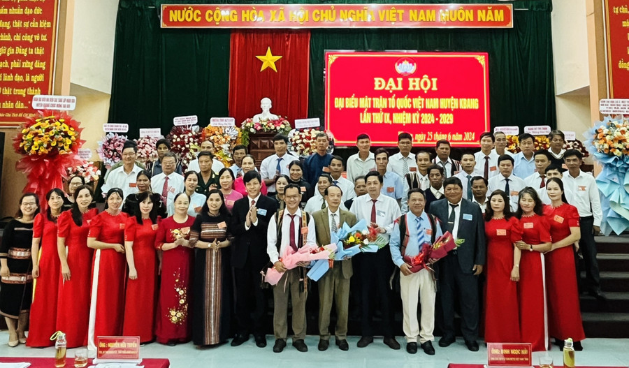 Ủy ban MTTQ Việt Nam huyện Kbang khóa IX và Đoàn đại biểu đi dự Đại hội cấp trên ra mắt nhận nhiệm vụ. Ảnh: Hồng Hạnh Ủy ban MTTQ Việt Nam huyện Kbang khóa IX và Đoàn đại biểu đi dự Đại hội cấp trên ra mắt nhận nhiệm vụ. Ảnh: Hồng Hạnh