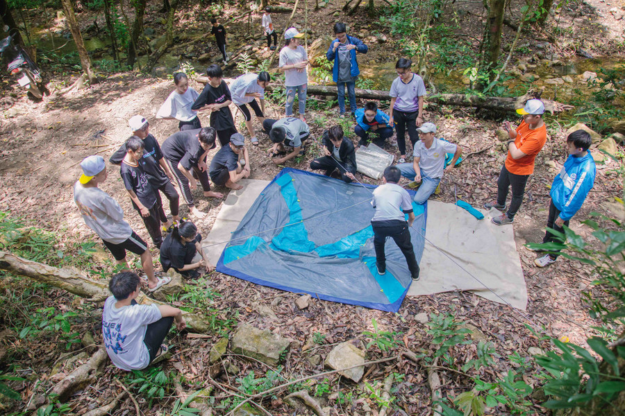 Học sinh Trường Tiểu học, THCS và THPT Sao Việt thực hành kỹ năng cắm trại tại chuyến tham quan trải nghiệm. Ảnh: Hoàng Phương Học sinh Trường Tiểu học, THCS và THPT Sao Việt thực hành kỹ năng cắm trại tại chuyến tham quan trải nghiệm. Ảnh: Hoàng Phương